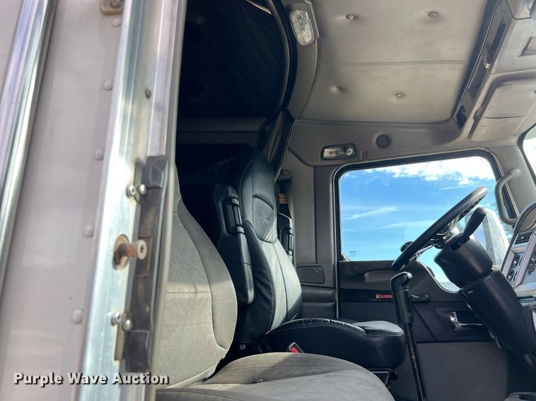 image for item DQ2336 2007 Kenworth T600  semi truck