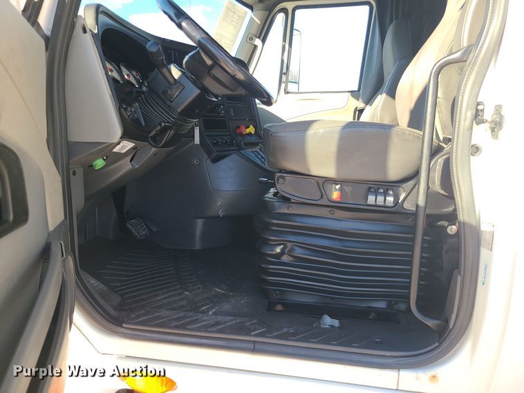 image for item DR7832 2018 International ProStar 122  semi truck