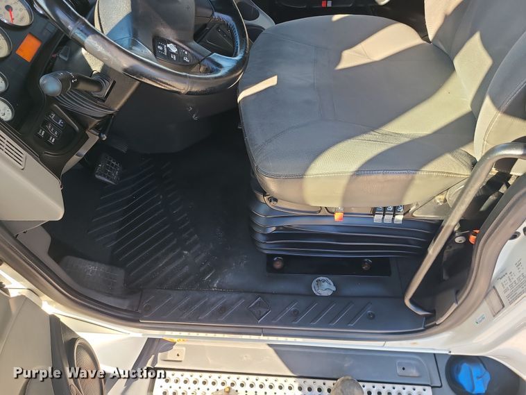 image for item DR7832 2018 International ProStar 122  semi truck