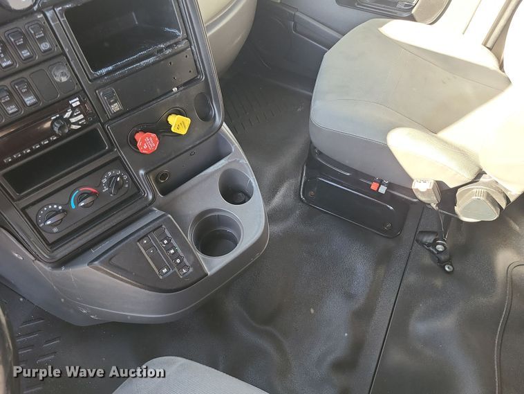 image for item DR7832 2018 International ProStar 122  semi truck