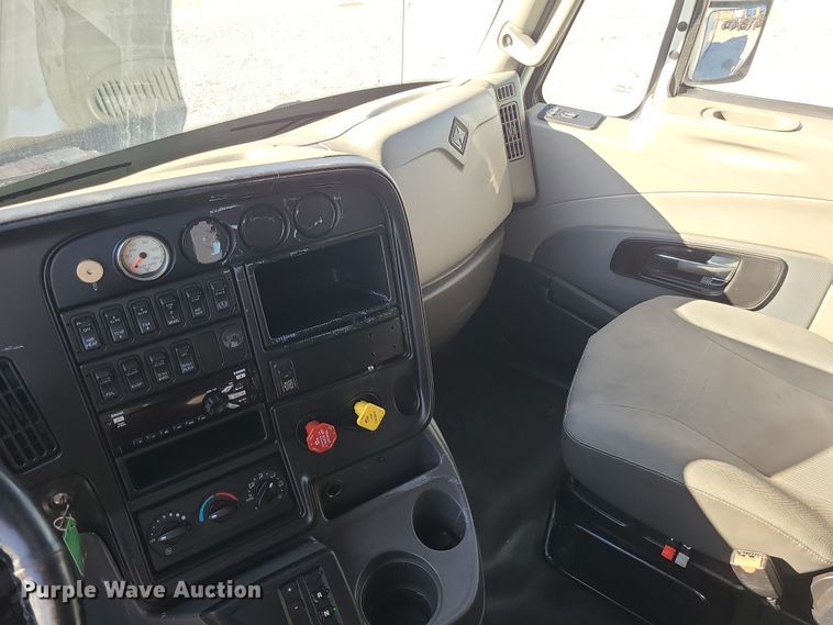 image for item DR7832 2018 International ProStar 122  semi truck