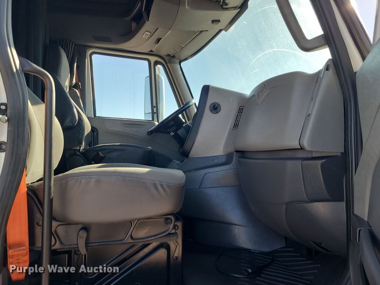 image for item DR7833 2018 International ProStar122  semi truck