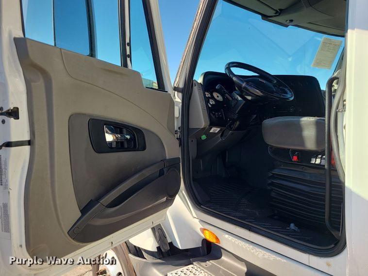 image for item DR7833 2018 International ProStar122  semi truck