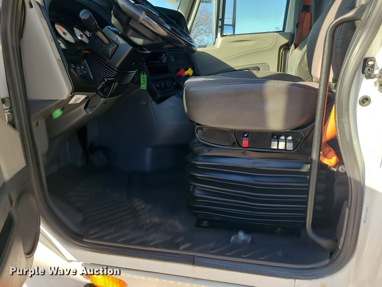 image for item DR7833 2018 International ProStar122  semi truck