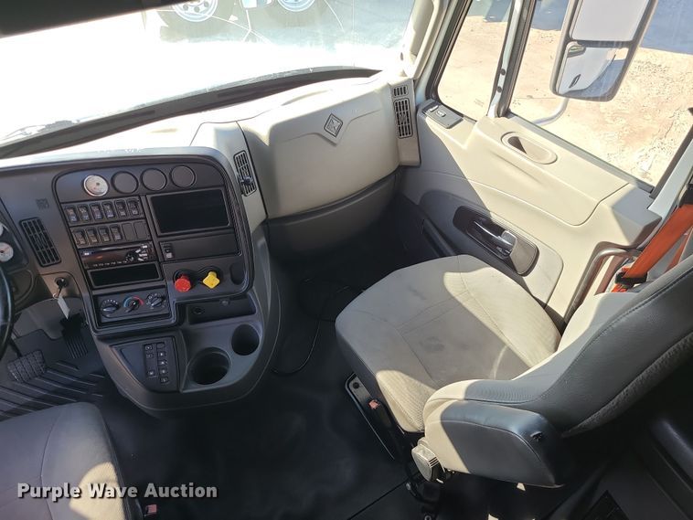 image for item DR7833 2018 International ProStar122  semi truck