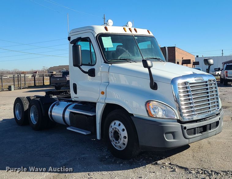 image for item DR7834 2012 Freightliner Cascadia  semi truck