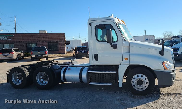 image for item DR7834 2012 Freightliner Cascadia  semi truck