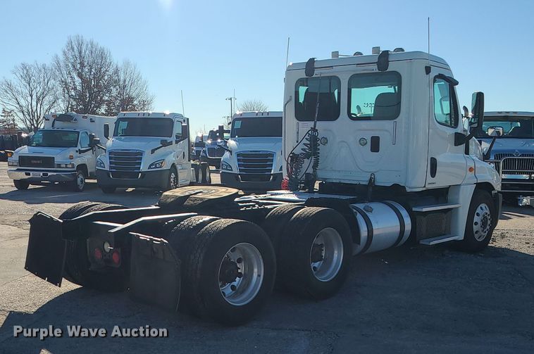 image for item DR7834 2012 Freightliner Cascadia  semi truck