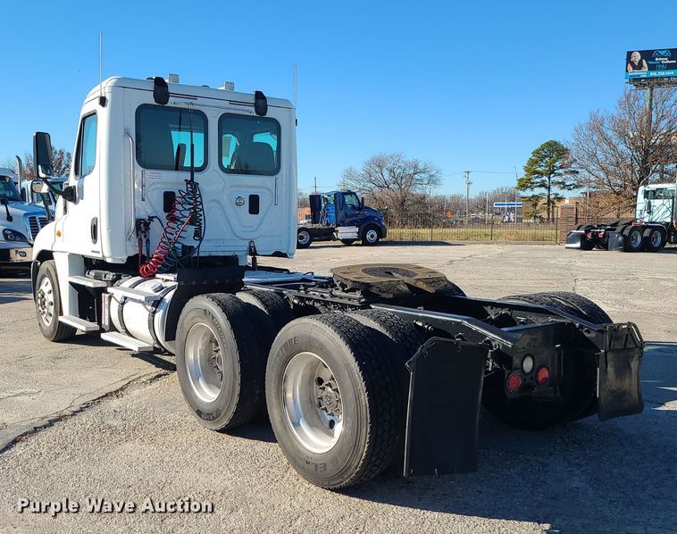 image for item DR7834 2012 Freightliner Cascadia  semi truck