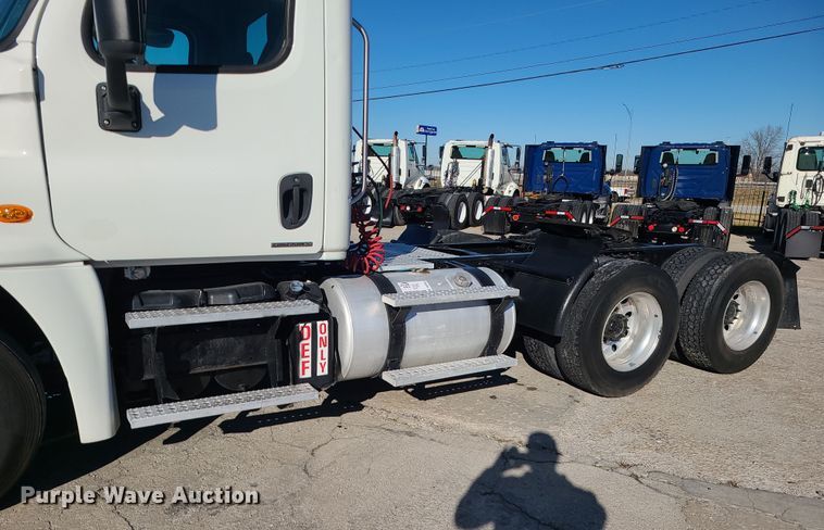 image for item DR7834 2012 Freightliner Cascadia  semi truck