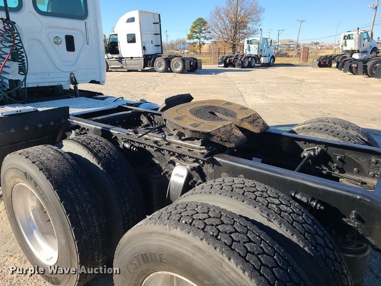 image for item DR7834 2012 Freightliner Cascadia  semi truck