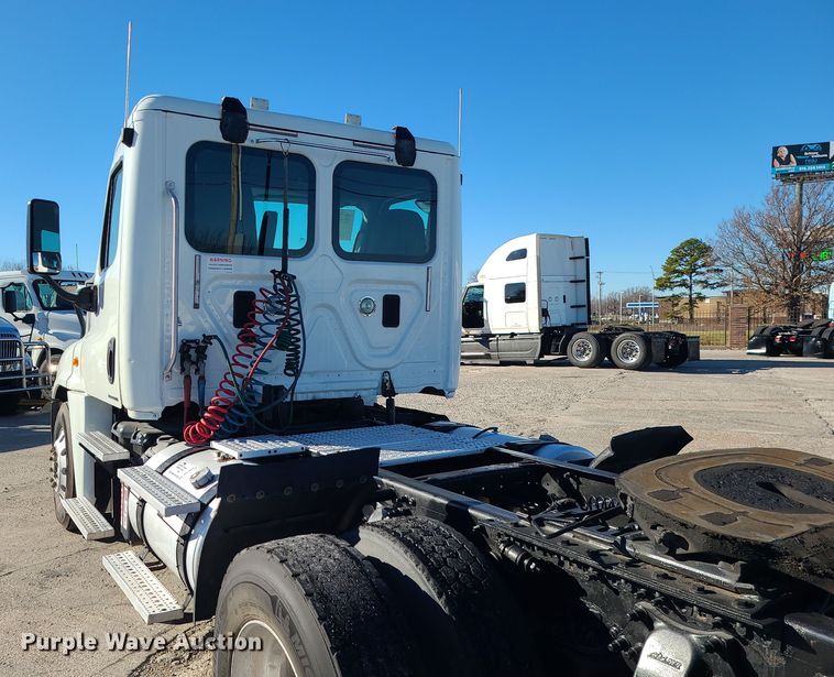 image for item DR7834 2012 Freightliner Cascadia  semi truck