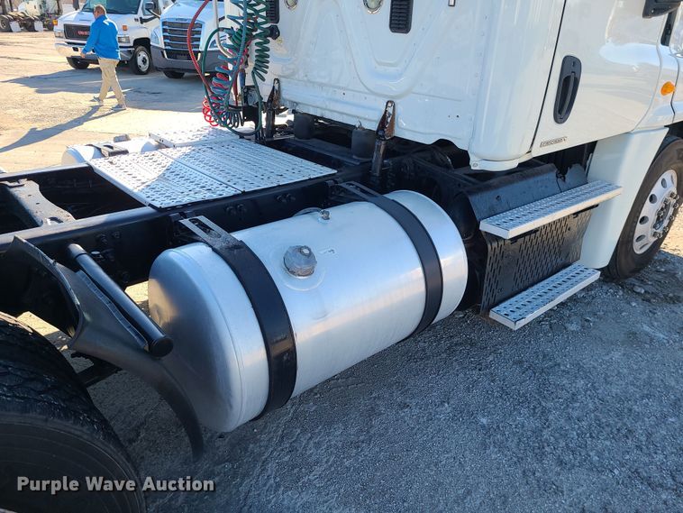 image for item DR7834 2012 Freightliner Cascadia  semi truck