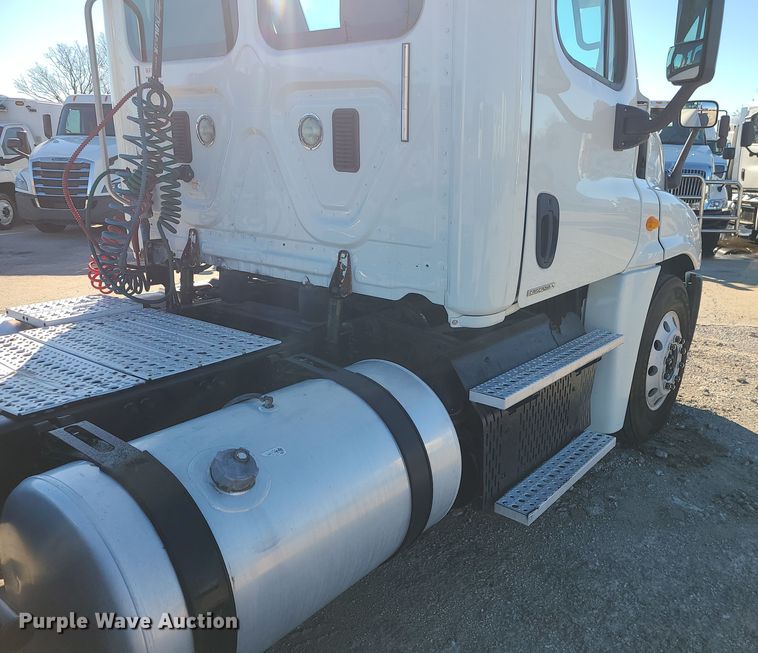 image for item DR7834 2012 Freightliner Cascadia  semi truck