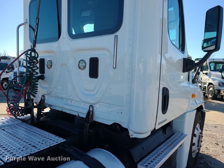 image for item DR7834 2012 Freightliner Cascadia  semi truck