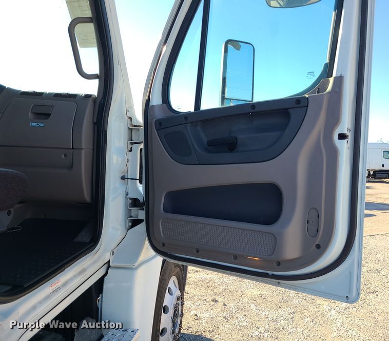 image for item DR7834 2012 Freightliner Cascadia  semi truck