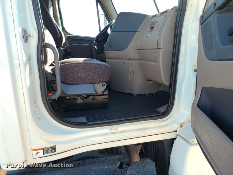 image for item DR7834 2012 Freightliner Cascadia  semi truck