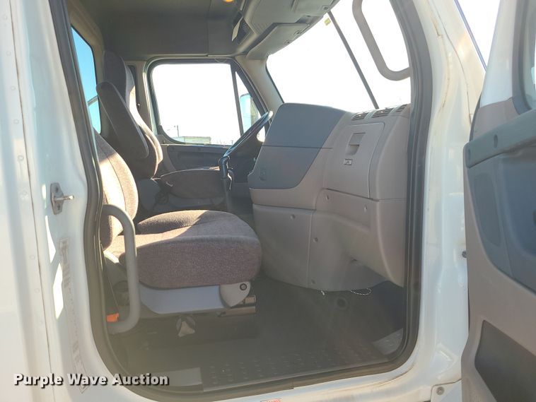 image for item DR7834 2012 Freightliner Cascadia  semi truck