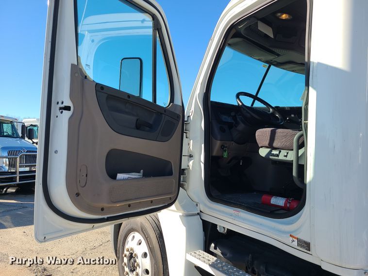 image for item DR7834 2012 Freightliner Cascadia  semi truck