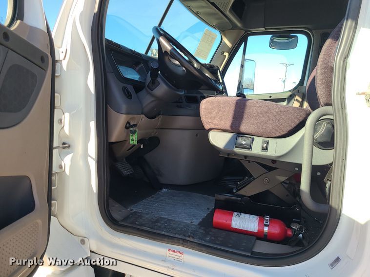 image for item DR7834 2012 Freightliner Cascadia  semi truck