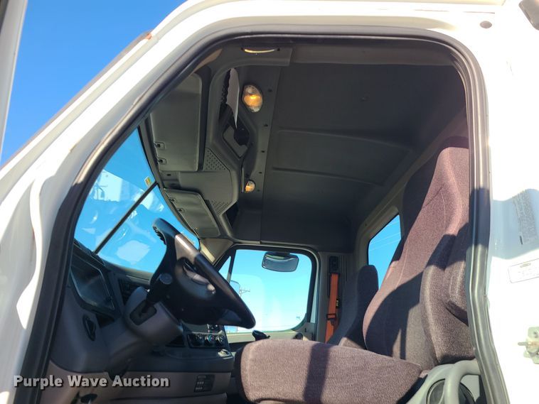 image for item DR7834 2012 Freightliner Cascadia  semi truck