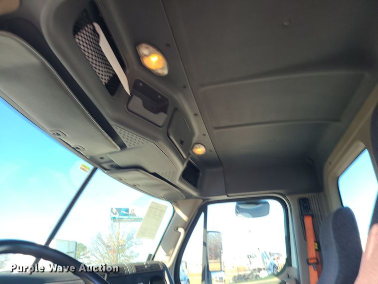 image for item DR7834 2012 Freightliner Cascadia  semi truck