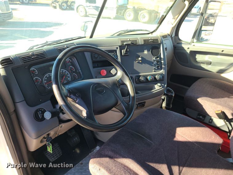 image for item DR7834 2012 Freightliner Cascadia  semi truck