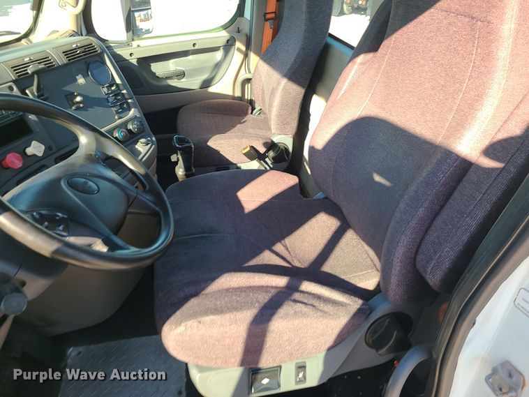 image for item DR7834 2012 Freightliner Cascadia  semi truck