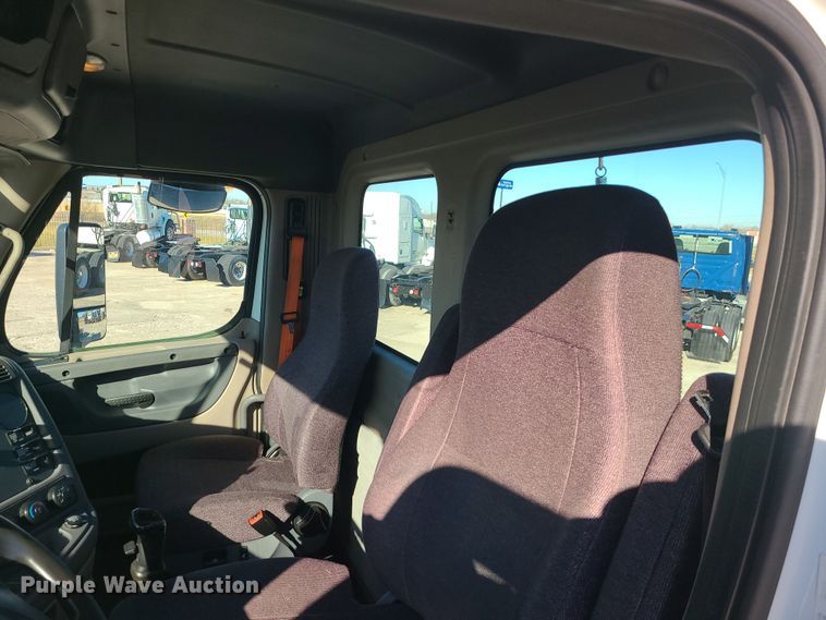 image for item DR7834 2012 Freightliner Cascadia  semi truck