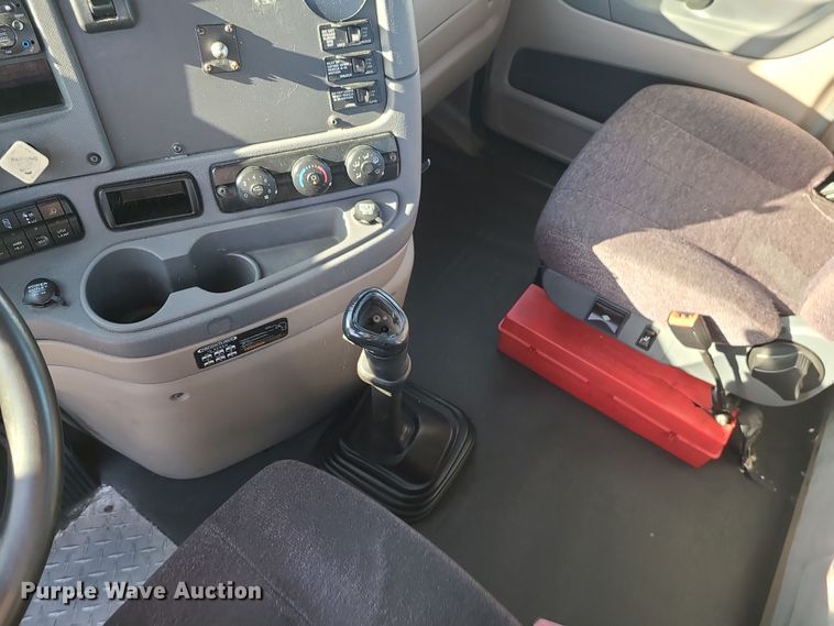 image for item DR7834 2012 Freightliner Cascadia  semi truck