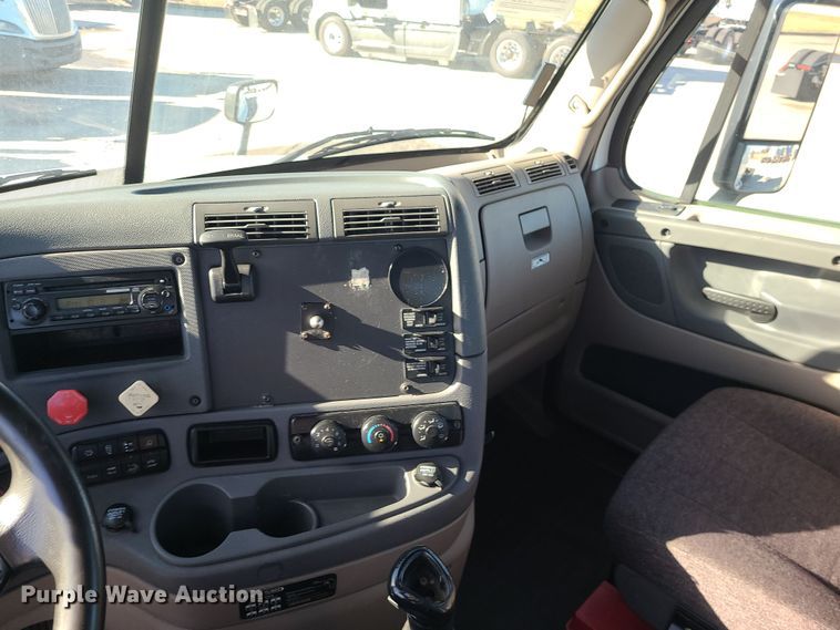 image for item DR7834 2012 Freightliner Cascadia  semi truck