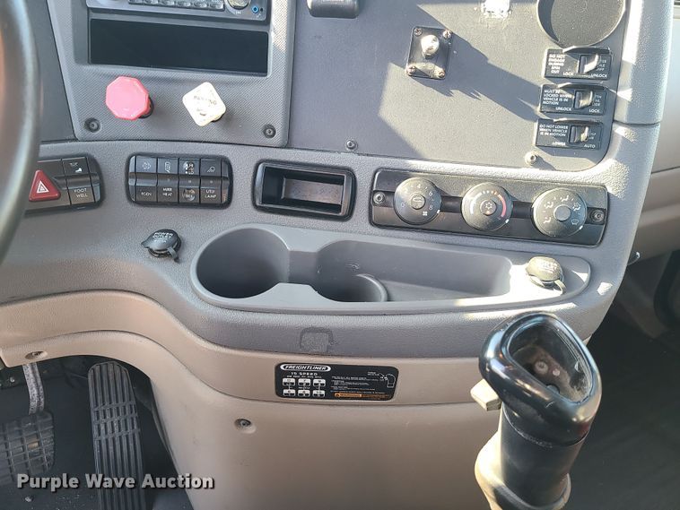 image for item DR7834 2012 Freightliner Cascadia  semi truck