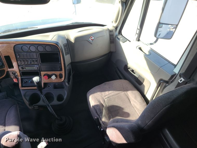 image for item DR7835 2011 International ProStar Premium  semi truck