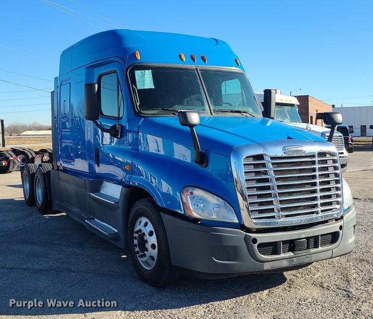 image for item DR7836 2014 Freightliner Cascadia  semi truck