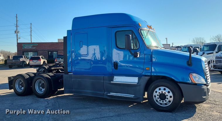 image for item DR7836 2014 Freightliner Cascadia  semi truck