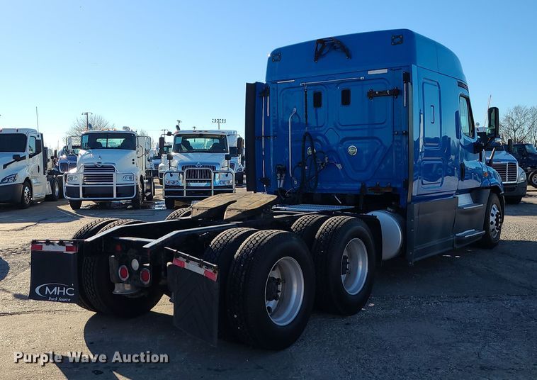 image for item DR7836 2014 Freightliner Cascadia  semi truck