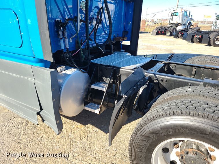 image for item DR7836 2014 Freightliner Cascadia  semi truck