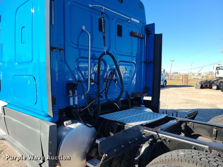 image for item DR7836 2014 Freightliner Cascadia  semi truck