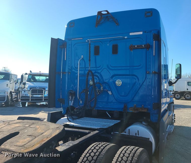 image for item DR7836 2014 Freightliner Cascadia  semi truck