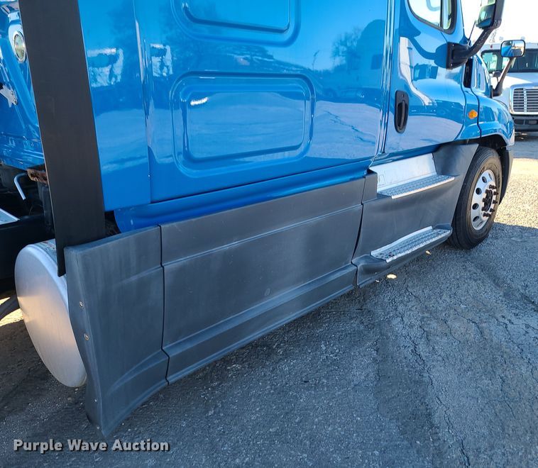 image for item DR7836 2014 Freightliner Cascadia  semi truck