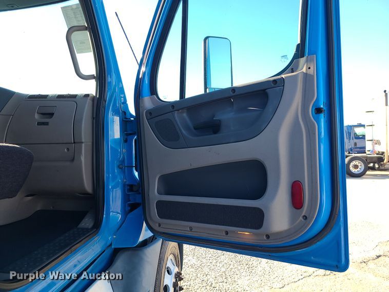 image for item DR7836 2014 Freightliner Cascadia  semi truck