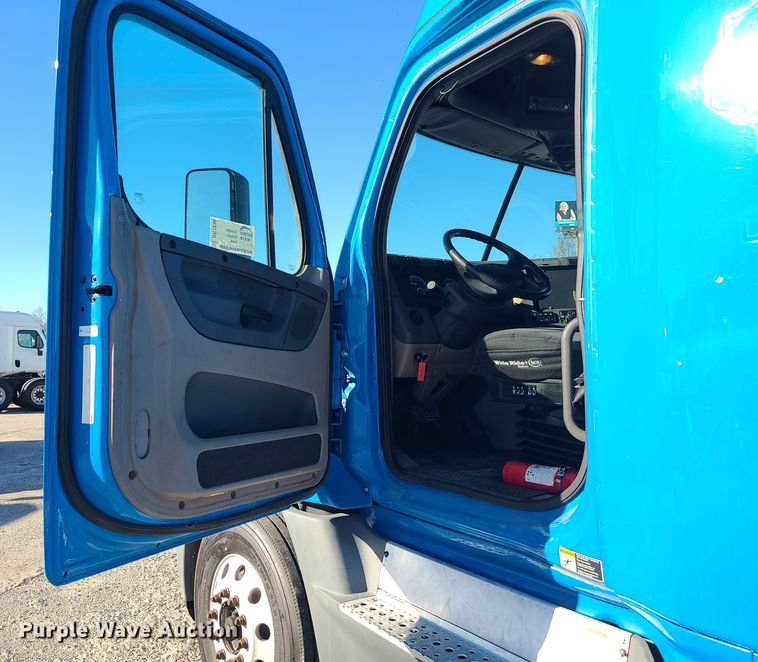 image for item DR7836 2014 Freightliner Cascadia  semi truck