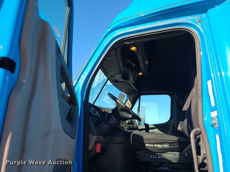 image for item DR7836 2014 Freightliner Cascadia  semi truck