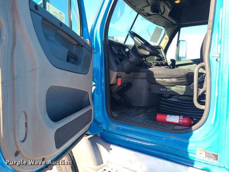 image for item DR7836 2014 Freightliner Cascadia  semi truck