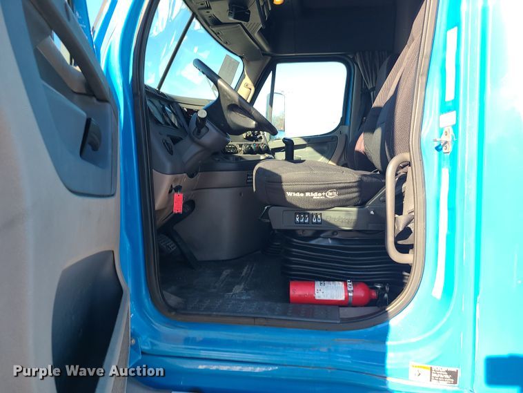 image for item DR7836 2014 Freightliner Cascadia  semi truck