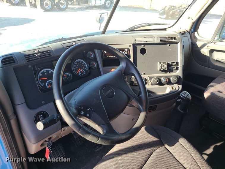 image for item DR7836 2014 Freightliner Cascadia  semi truck