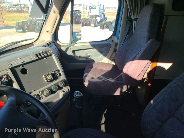 image for item DR7836 2014 Freightliner Cascadia  semi truck