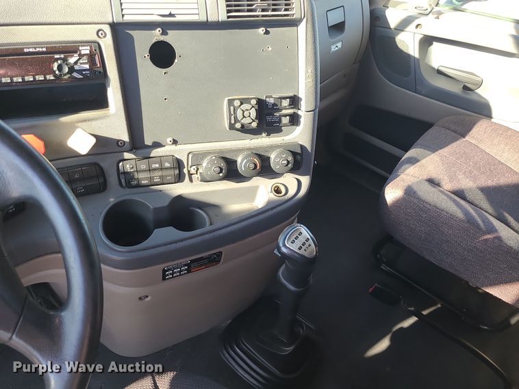 image for item DR7836 2014 Freightliner Cascadia  semi truck