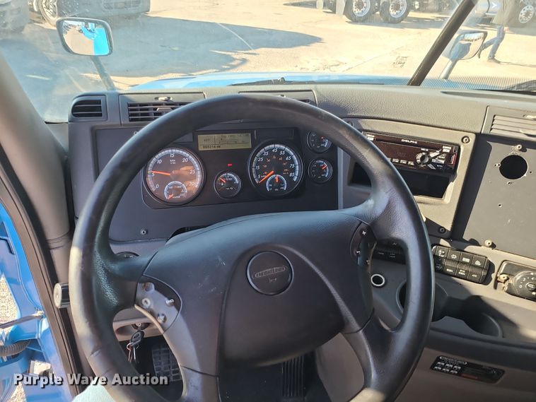 image for item DR7836 2014 Freightliner Cascadia  semi truck