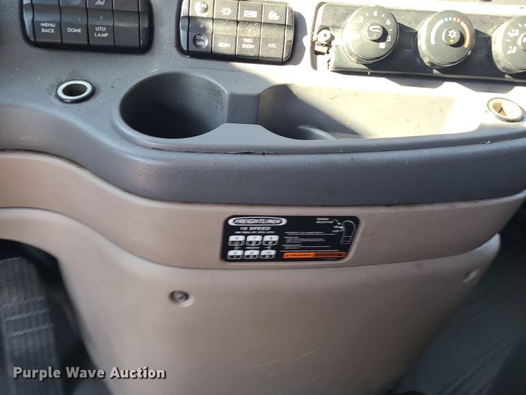 image for item DR7836 2014 Freightliner Cascadia  semi truck